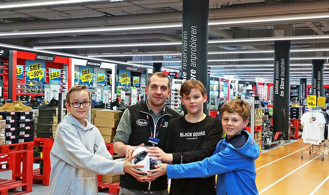 Fußballspende für Katzelsdorfer Schüler