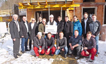 „Jun­ges Woh­nen“ fei­ert Dachgleiche