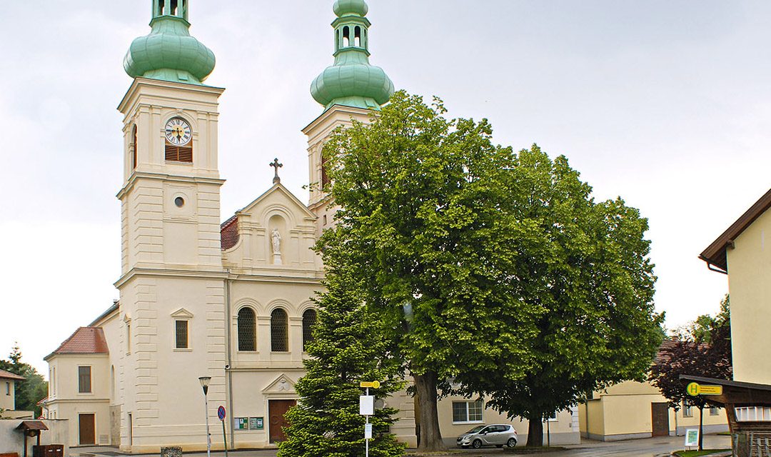 Kirchen­platz neu in Schwarzau