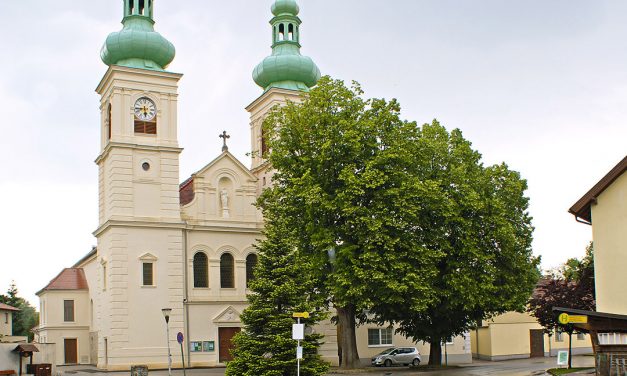Kirchenplatz neu in Schwarzau