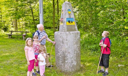 Ein Stein ver­bin­det drei Länder