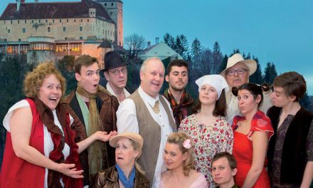 Thea­ter: Come­di­en­ban­de mit Krum­ba­cher auf der Bühne