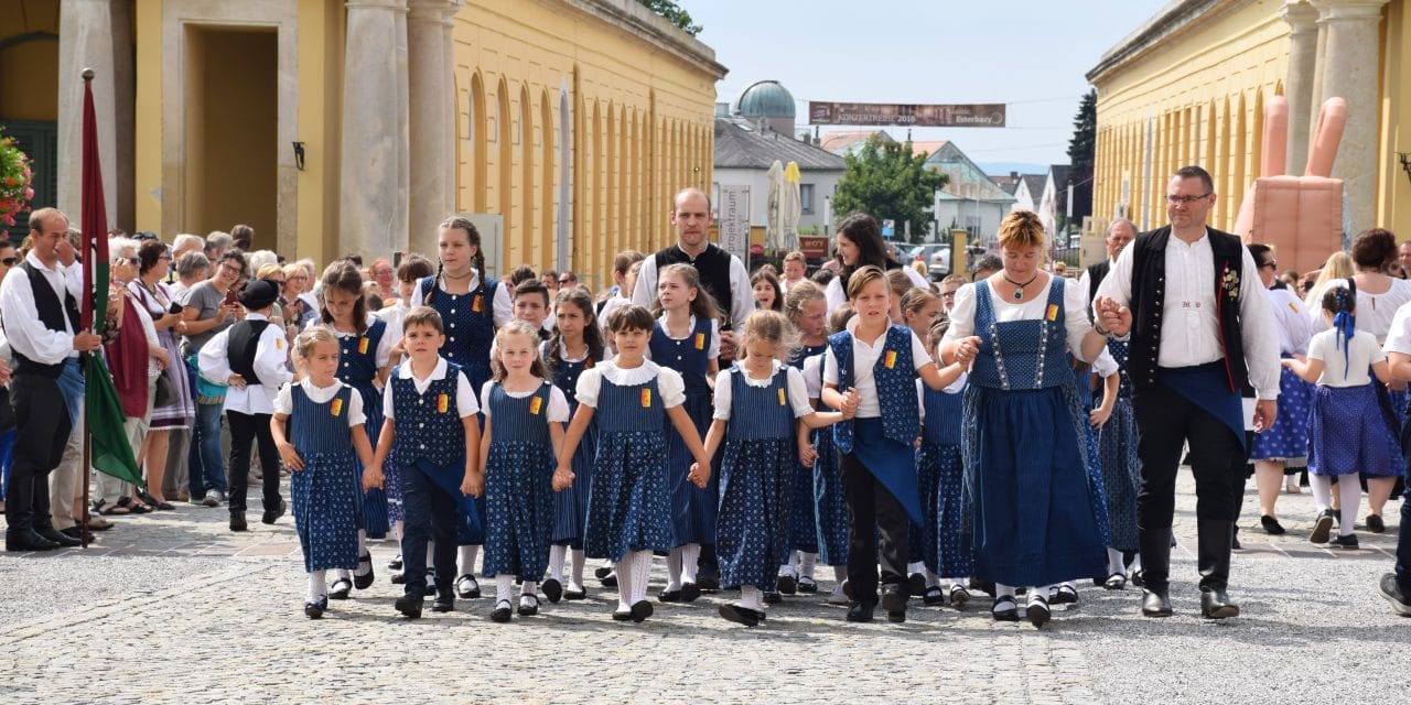 Wie­der auf den Bei­nen:  Kin­der­volks­tanz­fest Eisenstadt