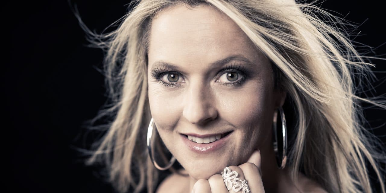 Rena­te singt „Mit an Schuss Risiko“
