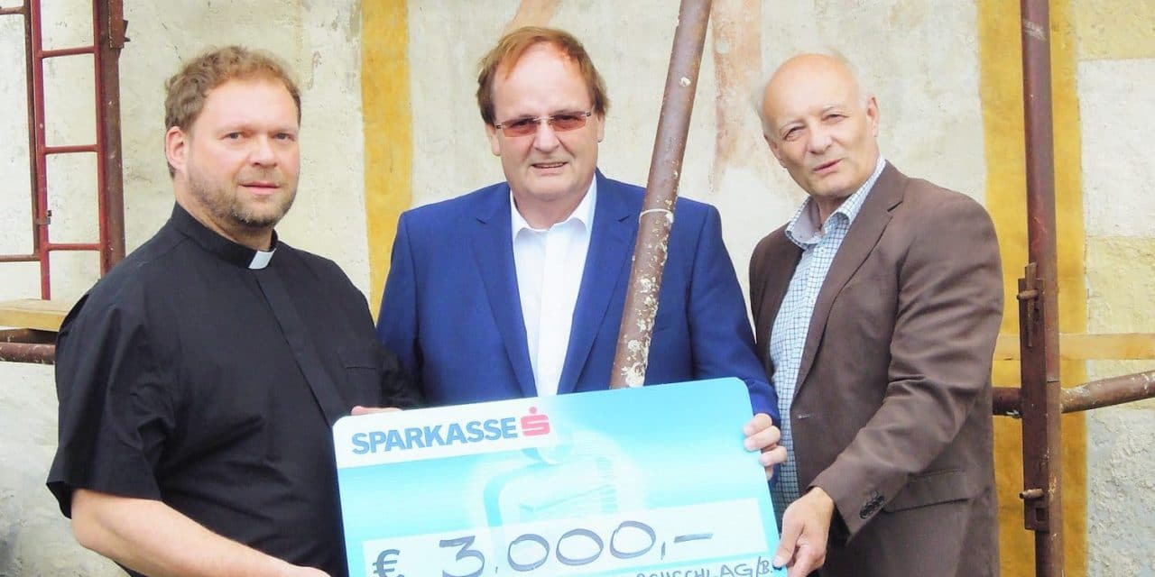 Lions spen­den für Sanie­rung der Kirche