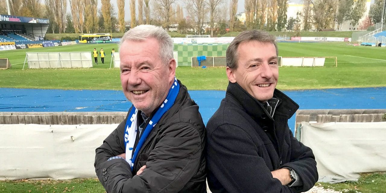 Poli­ti­sches „Duell“ am grü­nen Rasen