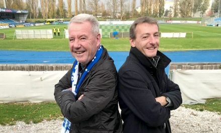 Poli­ti­sches „Duell“ am grü­nen Rasen