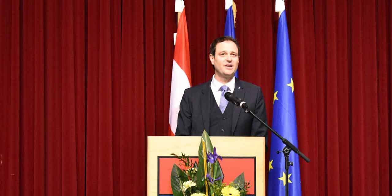 Mar­kus Sau­er ist der „obers­te Schieds­rich­ter“ im Bezirk Wie­ner Neustadt