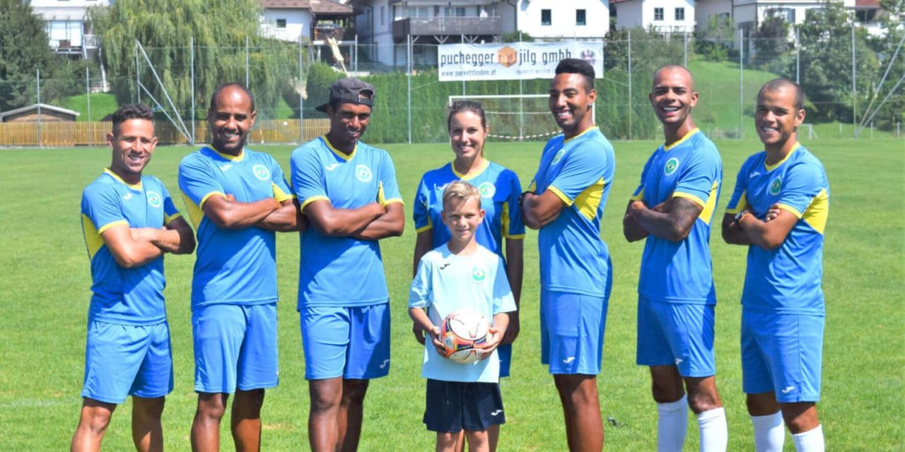 Kinder kicken mit brasilianischem Flair