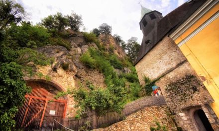 Fres­ken und Gebei­ne  in der Fel­sen­kir­che von Pitten