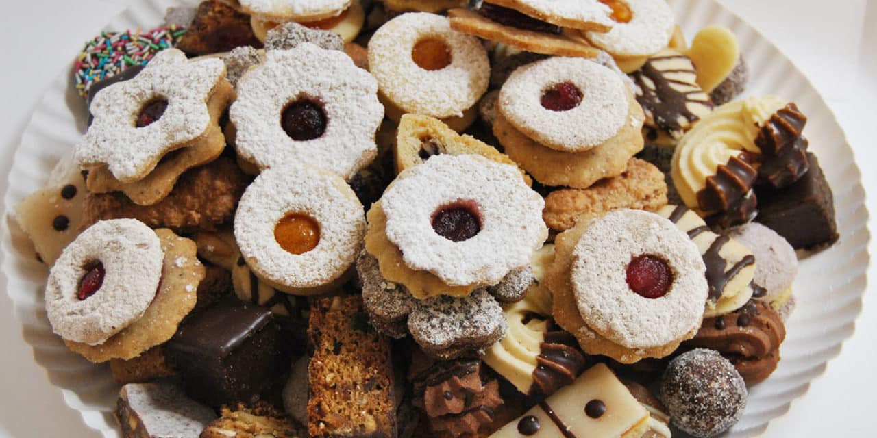 Weih­nachts­keks-Ver­kos­tung bei Alpa­ka & Zirbe