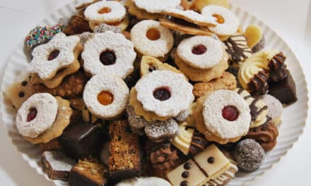 Weih­nachts­keks-Ver­kos­tung bei Alpa­ka & Zirbe