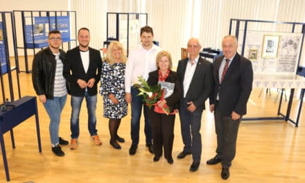 Bot­schaf­te­rin besucht Hacker-Haus