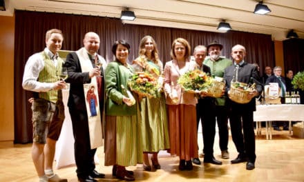 „Chris­tia­ne“ und „Michae­la“ fei­er­lich getauft