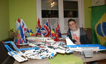 Dome­nik Ecker sam­melt  Fah­nen und Flugzeugmodelle