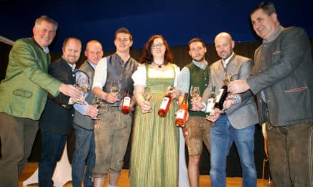 Kat­zels­dor­fer prä­sen­tie­ren neu­en Gemeinschaftswein