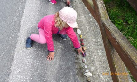Eine Schlan­ge aus Hun­der­ten bun­ter Steine
