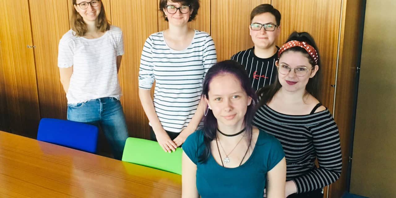 Jun­ge Frau­en machen Kar­rie­re in der Technik