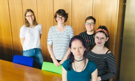 Jun­ge Frau­en machen Kar­rie­re in der Technik