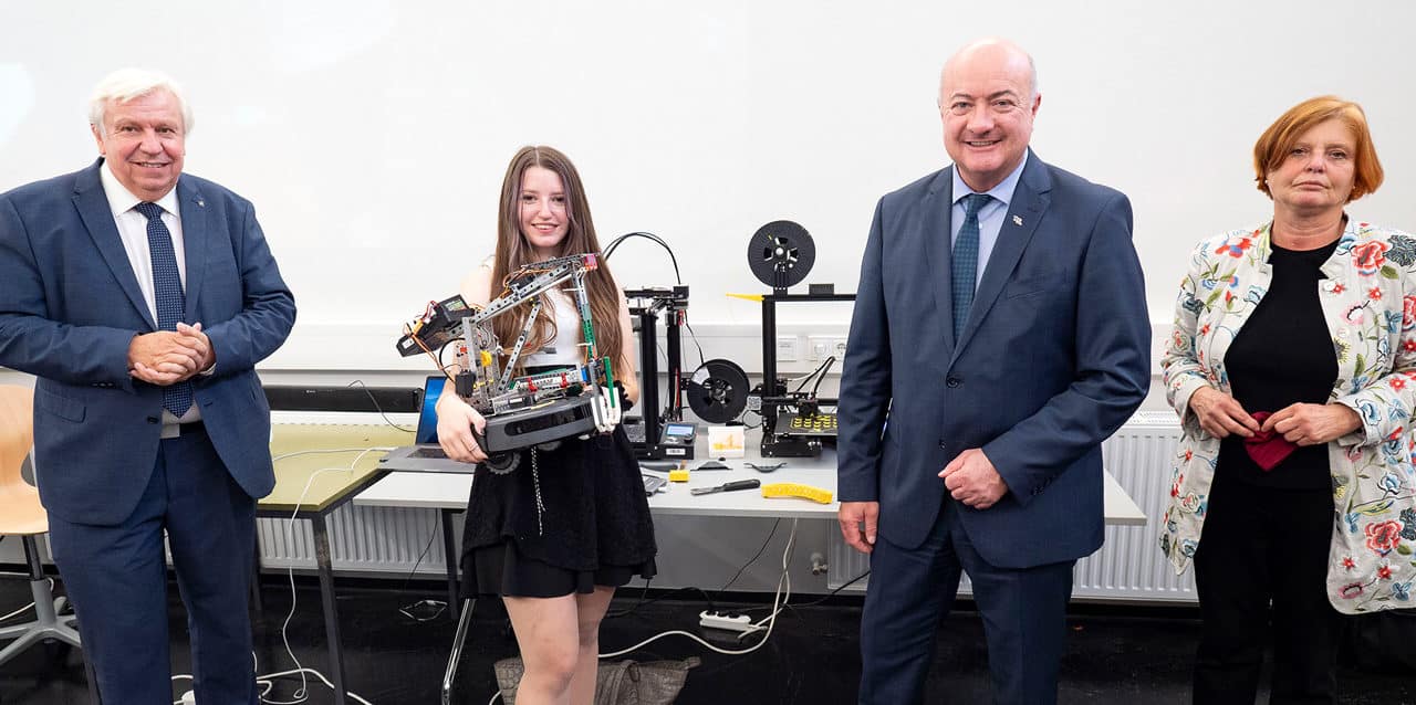 Schul-Labor für Roboter-Technik eröffnet