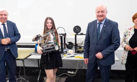 Schul-Labor für Robot­er-Tech­nik eröffnet
