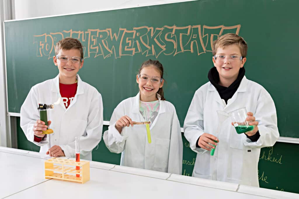 Benedikt, Kathrin und Jonas sammeln Erfahrungen in der Forscherwerkstatt