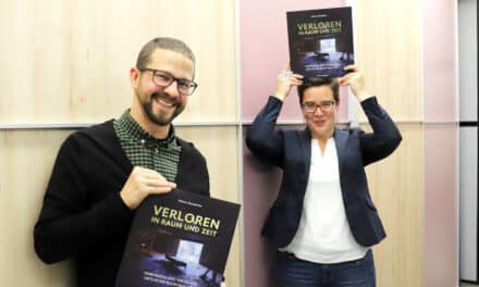 Druck­frisch: „Ver­lo­ren in Raum und Zeit“