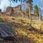 Burg Stuben­berg: Gesprengte Mauern, tief im Wald