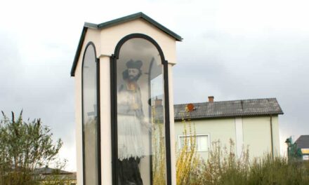 Wie ein Mar­terl die Stra­ße überquert