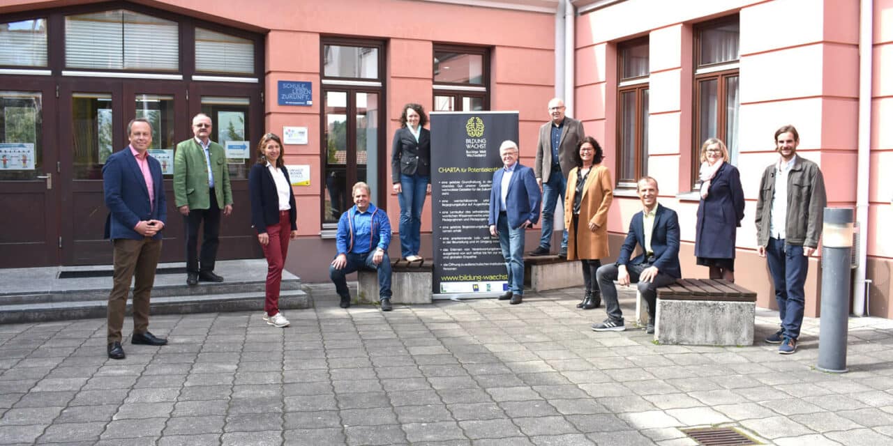 Schu­le trifft Wirt­schaft am vir­tu­el­len Campus