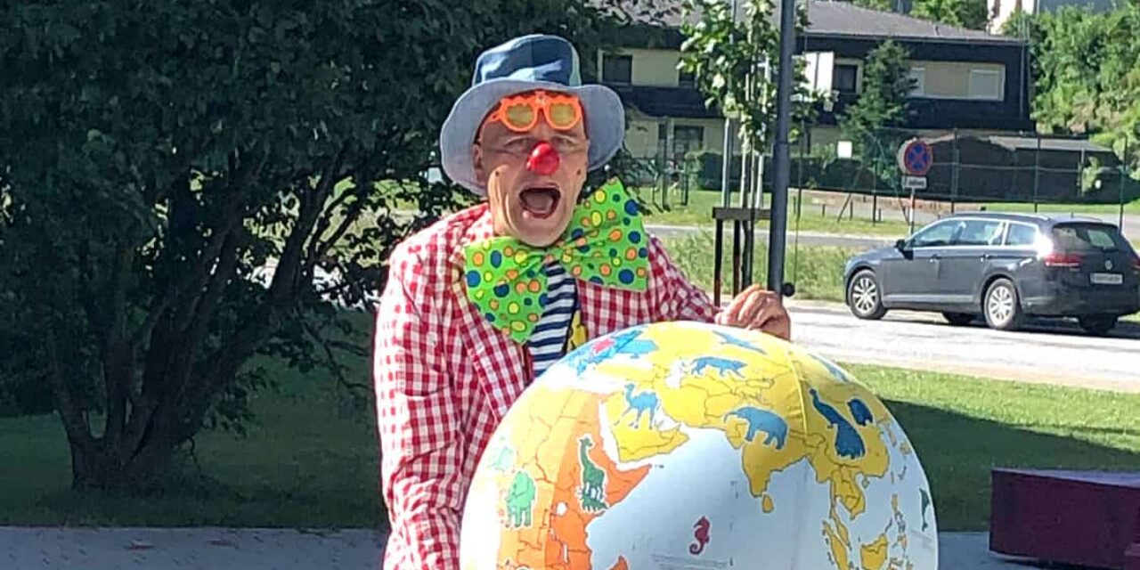 Clown Hugo erklärt den Kirch­schla­ger Schü­lern die Fai­re Welt