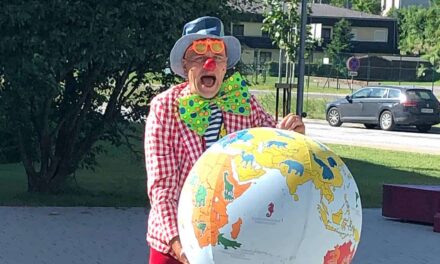 Clown Hugo erk­lärt den Kirch­schlager Schülern die Faire Welt