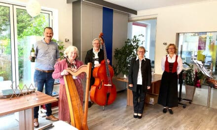 Wei­ter mit lachen­dem und wei­nen­dem Auge