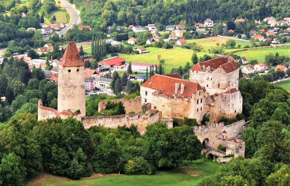 Burg Seeben­stein: Das stei­ner­ne Schiff überm Pittental