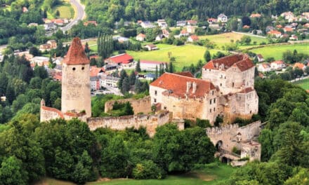 Burg See­ben­stein: Das stei­ner­ne Schiff überm Pittental