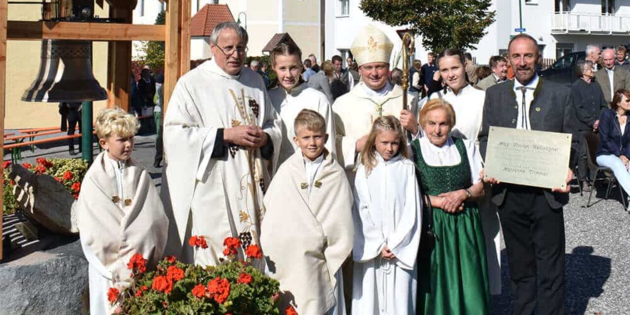 Neu­er Glo­cken­turm zum Pfarrer-Jubiläum