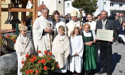 Neu­er Glo­cken­turm zum Pfarrer-Jubiläum