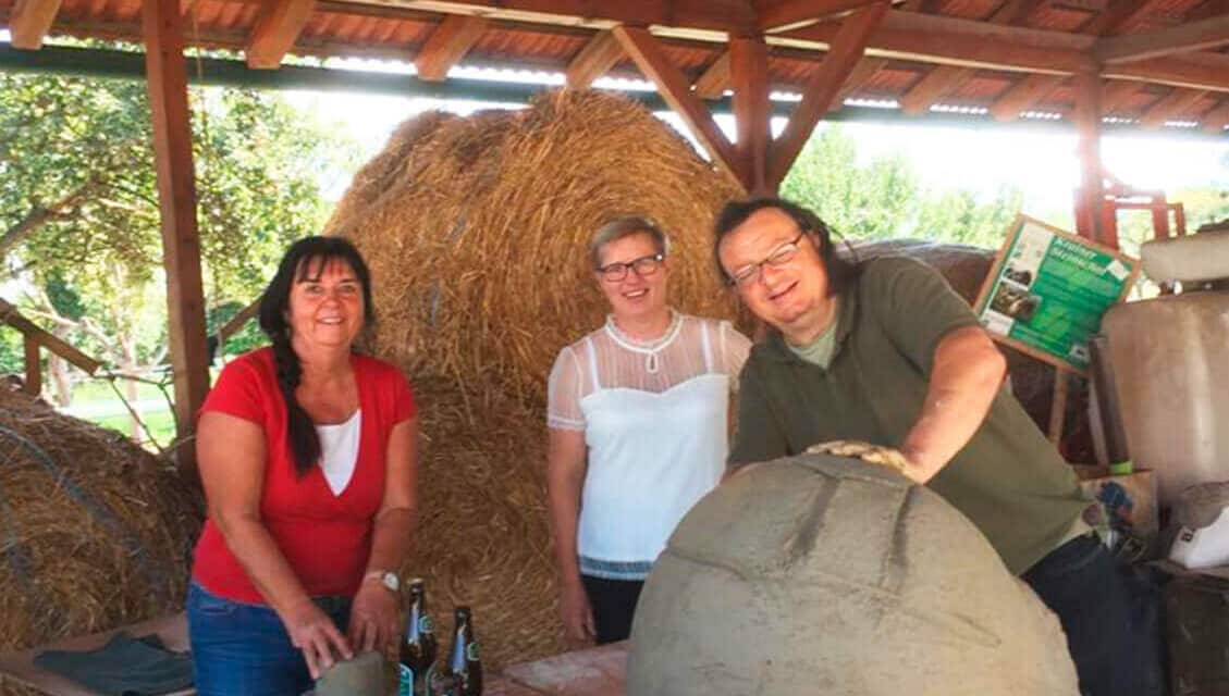 Backen wie vor Tausenden von Jahren: Bäuerinnen bauten Lehmofen