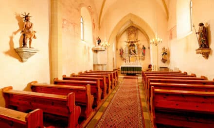 Neu­es Licht auf alte Mau­ern: Wehr­kir­che Bad Schönau