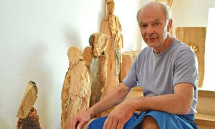 Feu­er und Holz in kunst­vol­ler Verbindung