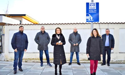 „Bus­si-Park­platz“ vor den Schulen