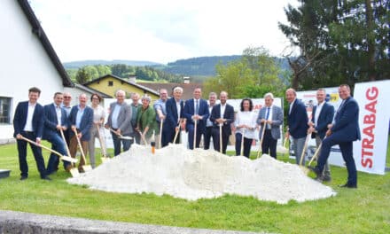 Neun Mal Spa­ten­stich für Glasfaser-Internet