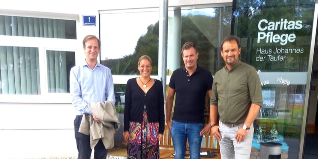 Unter­neh­mer besuch­ten Pflegeheim