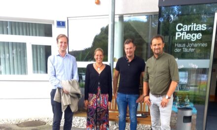 Unter­neh­mer besuch­ten Pflegeheim