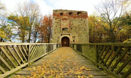 Land­seer Ber­ge: Roman­ti­sche Rui­nen im Herbstwald