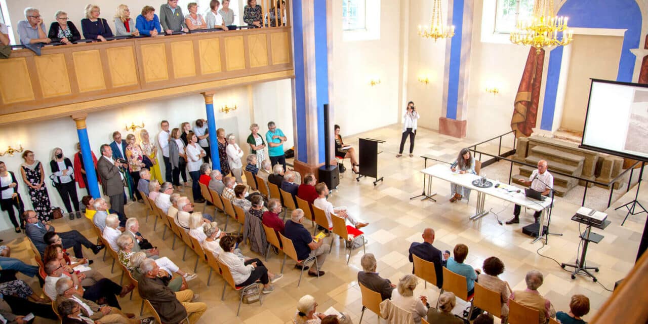 Gro­ßer Andrang in der Syn­ago­ge Kobersdorf