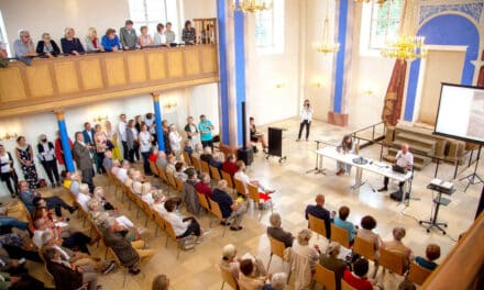 Gro­ßer Andrang in der Syn­ago­ge Kobersdorf