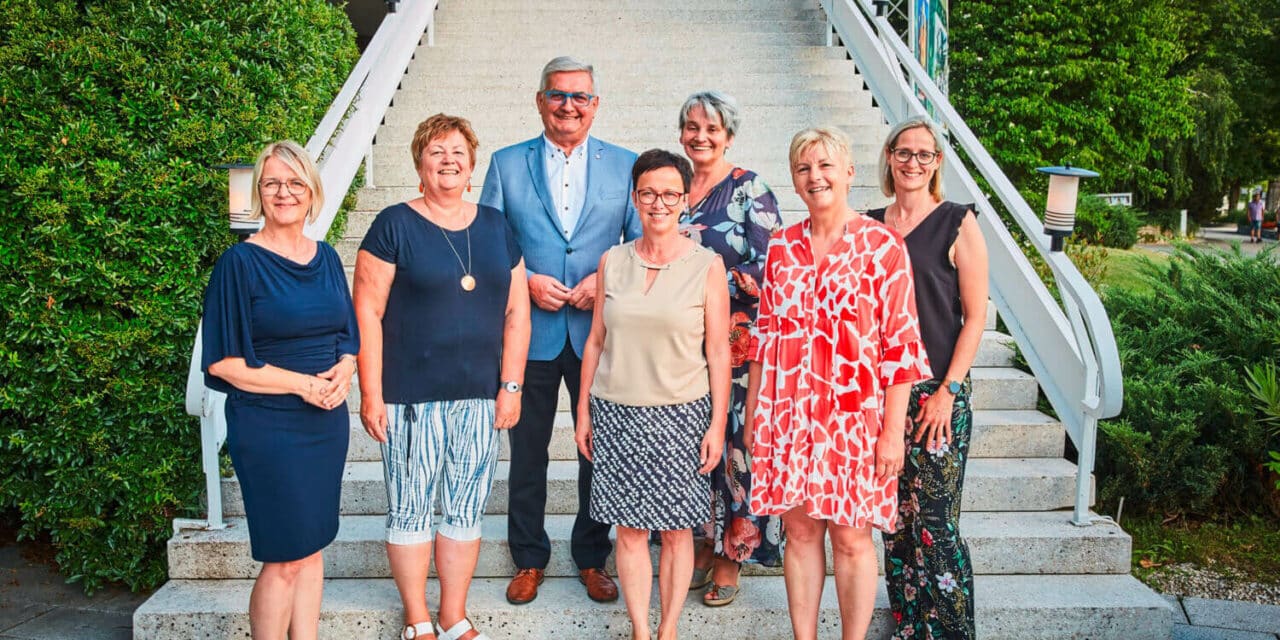 Bür­ger­meis­te­rin­nen zei­gen Mäd­chen Politik