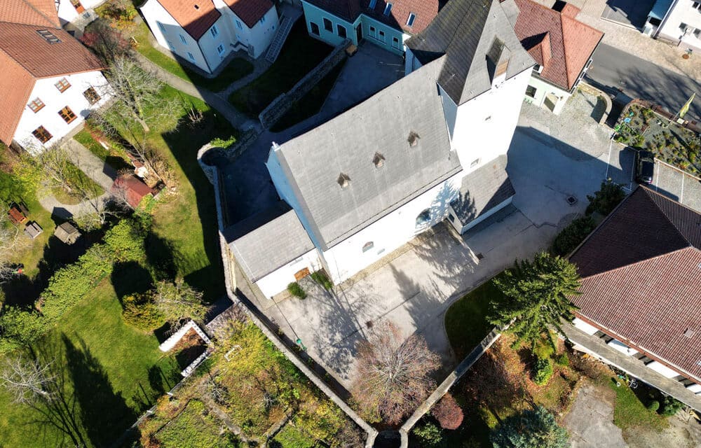 Lich­ten­egg: Die Wehr­kir­che mit dem Backofen
