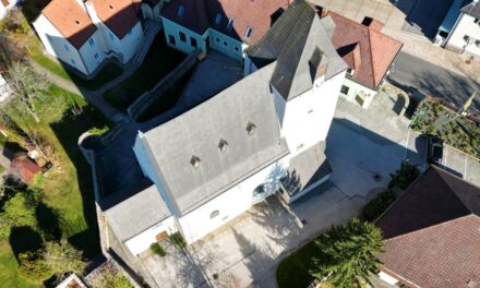 Lich­ten­egg: Die Wehr­kir­che mit dem Backofen